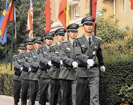 在小區(qū)門(mén)口發(fā)生搶劫事件時(shí)，物業(yè)保安是否負(fù)有相關(guān)責(zé)任